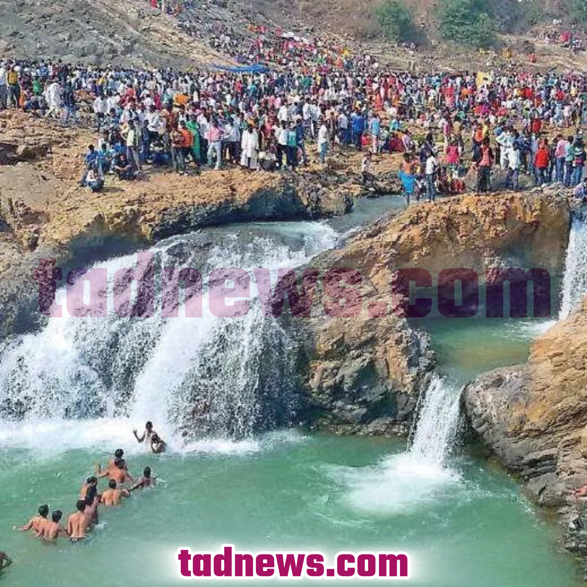 सुखलदरी वाटर फाॅल मे उमड़ रही है पर्यटको की भीड़