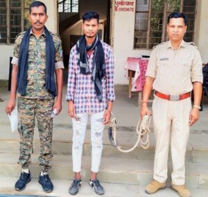 नाबालिक से यौन संबंध बनाने के आरोप मे अभियुक्त को जेल भेजती पुलिस